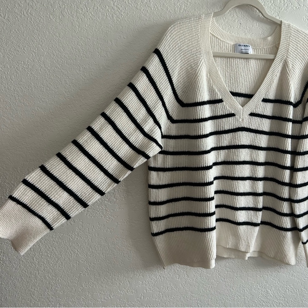 Old Navy SoSoft V-neck Cocoon Preppy Black and White Knit Sweater - Picture 4 of 10